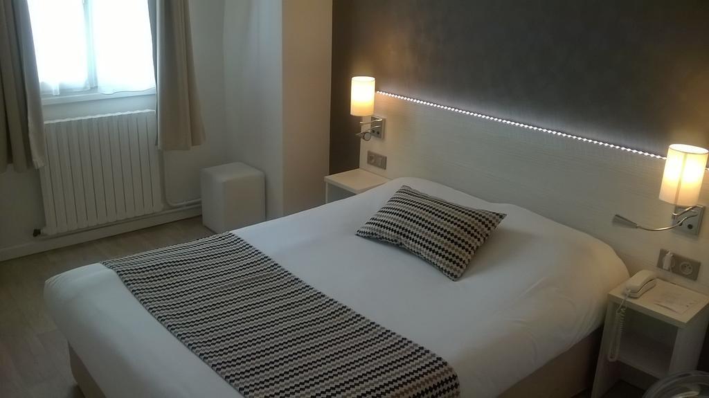 Contact Hotel Du Cerf Chateau-Gontier Room photo