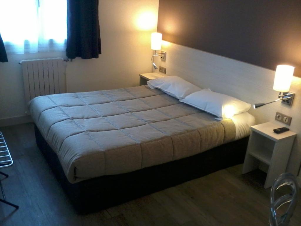 Contact Hotel Du Cerf Chateau-Gontier Room photo
