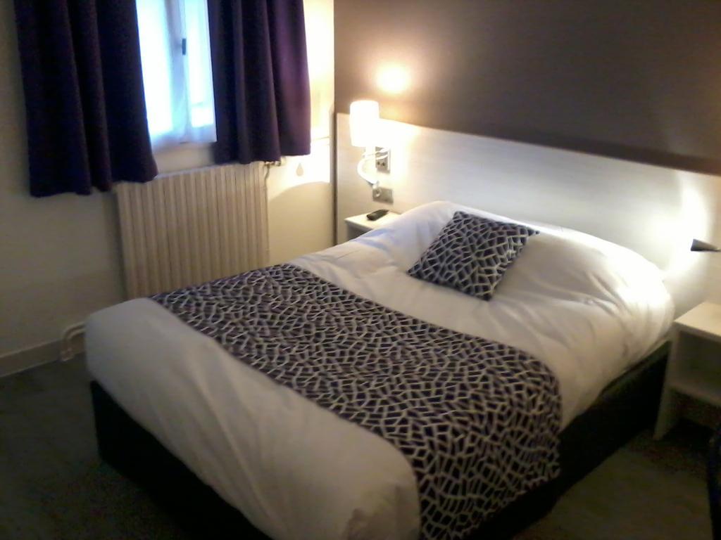 Contact Hotel Du Cerf Chateau-Gontier Room photo