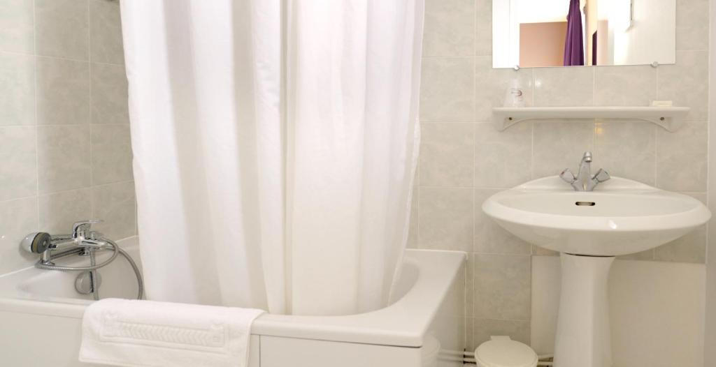 Contact Hotel Du Cerf Chateau-Gontier Room photo