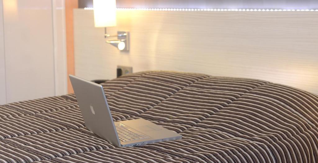 Contact Hotel Du Cerf Chateau-Gontier Room photo